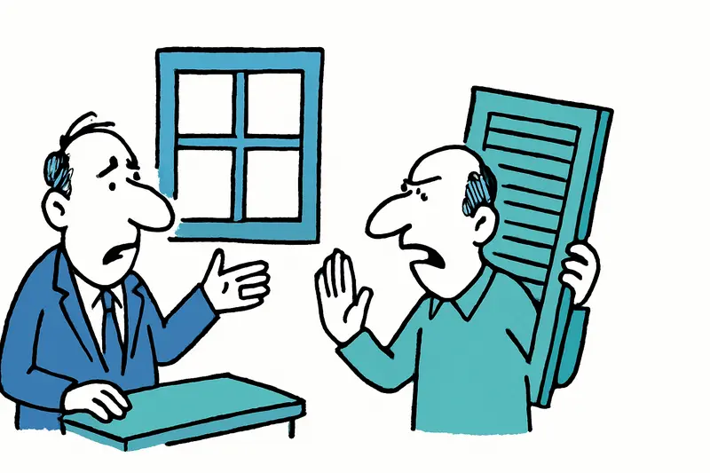 Hausfassade in Manacor mit Holzfenstern und bunten Fensterläden, Symbol für neue kommunale Gestaltungsvorschriften.