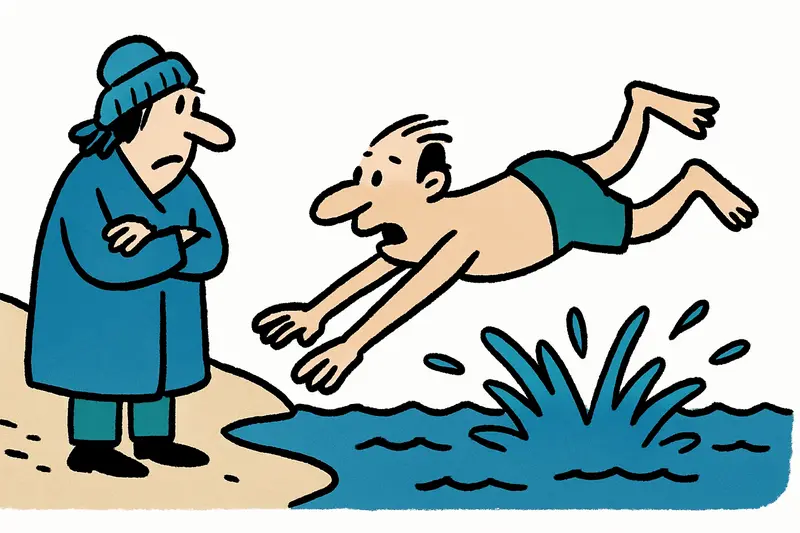 Personas celebrando Año Nuevo con un salto al mar en una playa de Mallorca, ambiente festivo pese al frío.