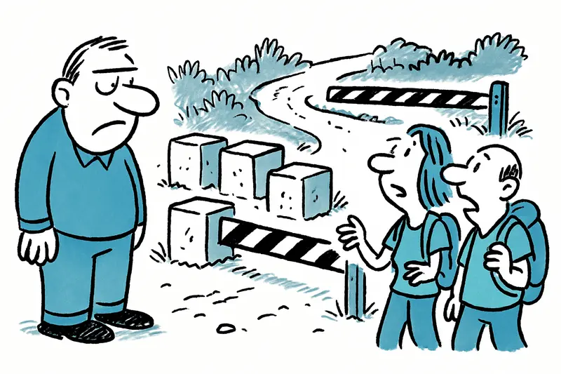 Columnas de hormigón y marcas viales cerrando la antigua MA-4014 hacia Cala Varques, impidiendo estacionamiento