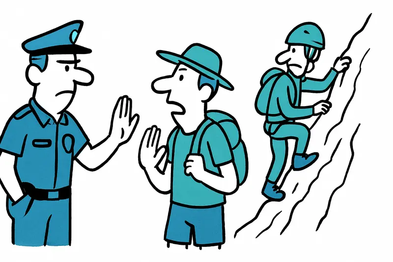 Serra de Tramuntana: schmaler Bergweg zwischen terrassierten Hängen und Pinien unter blauem Himmel.